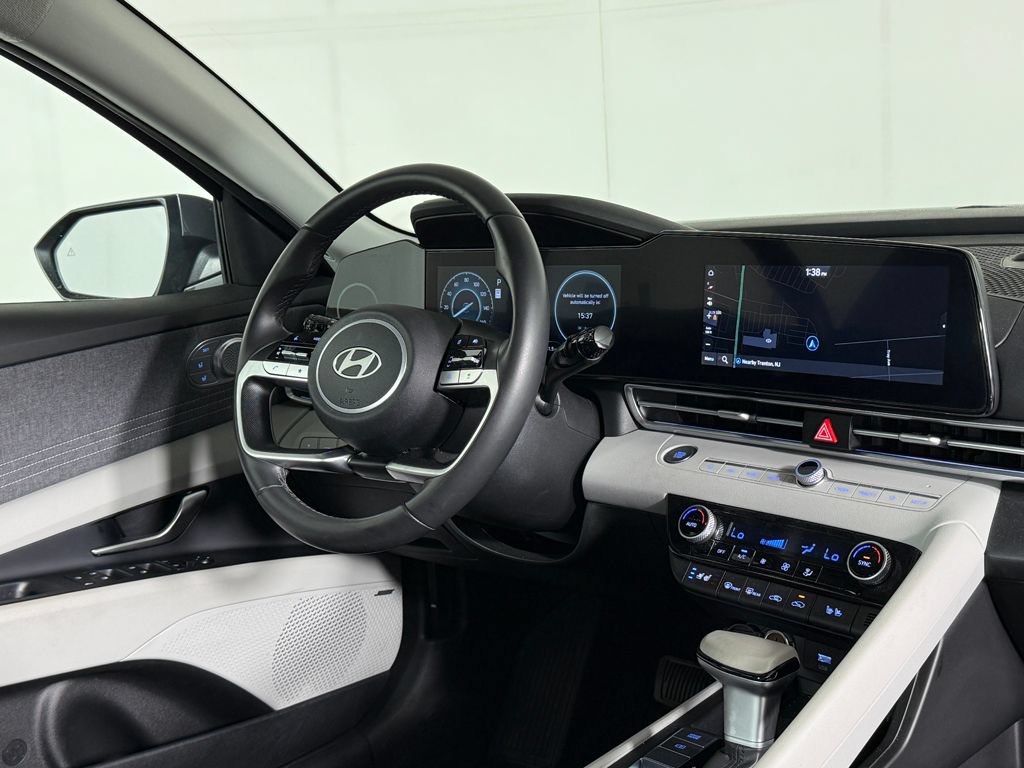 Certified 2025 Hyundai Elantra Limited FWD image 35