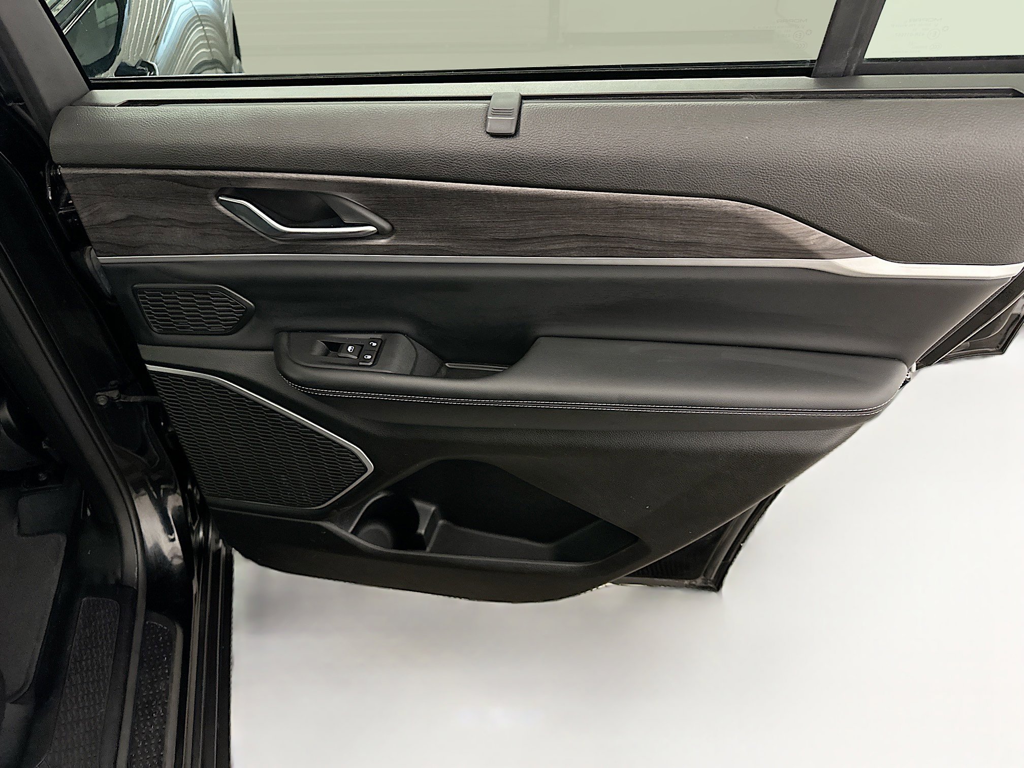 Used 2023 Jeep Grand Cherokee L Limited w/ Luxury Tech Group II image 33