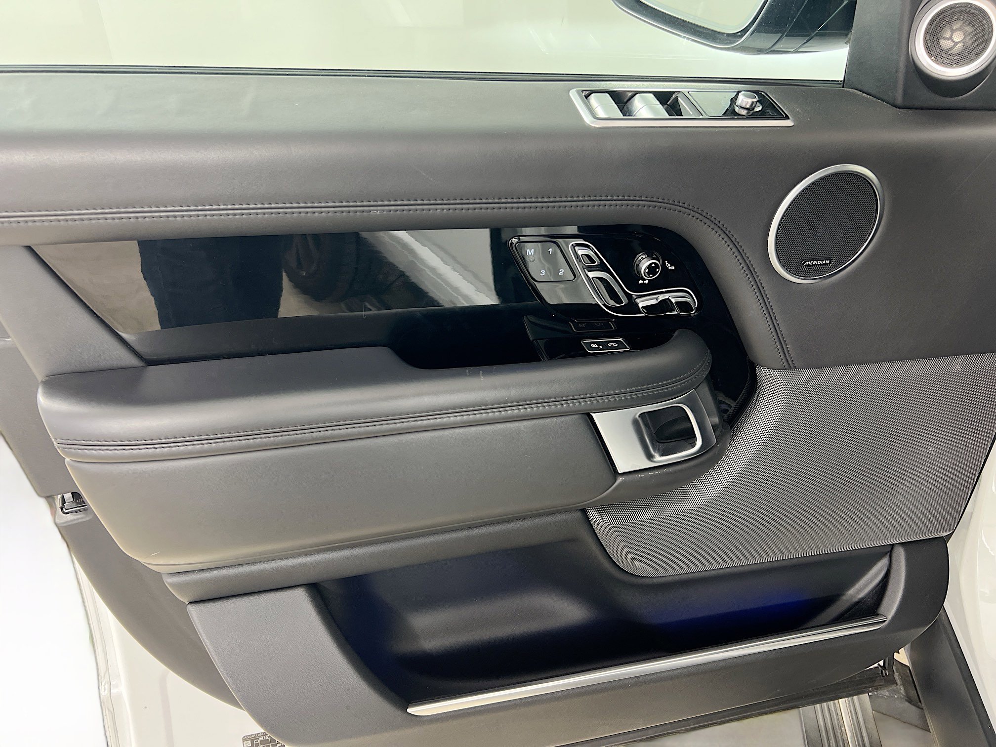 Used 2019 Land Rover Range Rover Autobiography image 18