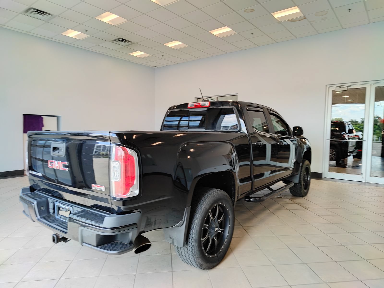 Used 2015 GMC Canyon SLE AWD/4WD image 3