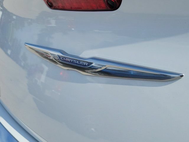 Used 2015 Chrysler 300 C RWD image 8