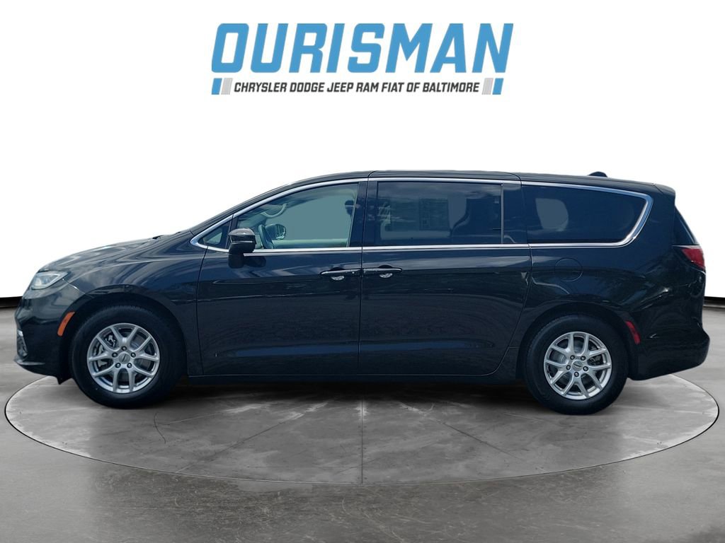 Used 2023 Chrysler Pacifica Touring-L FWD image 3