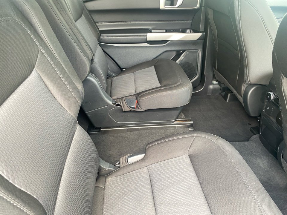Used 2022 Ford Explorer XLT image 32