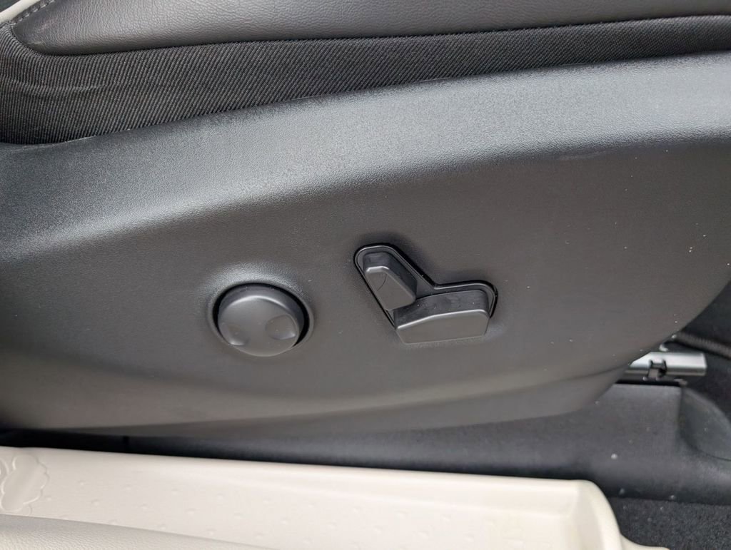 Used 2023 Chrysler Pacifica Touring-L image 48