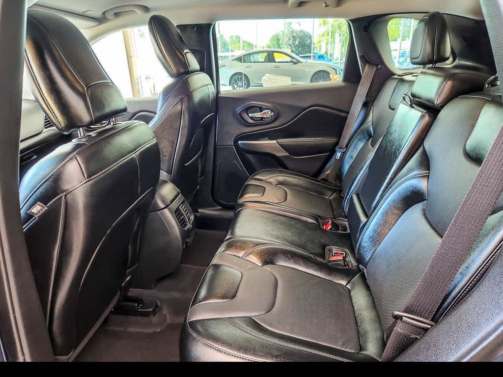 Used 2022 Jeep Cherokee Latitude Lux w/ Mopar Interior Package AWD/4WD image 12