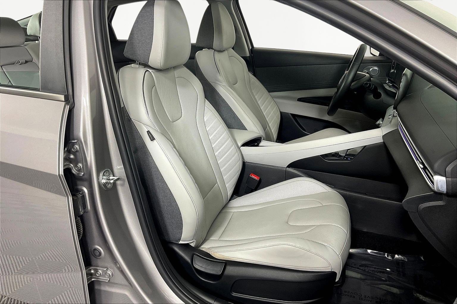 Certified 2022 Hyundai Elantra Limited w/ Preferred Accessory Package image 28