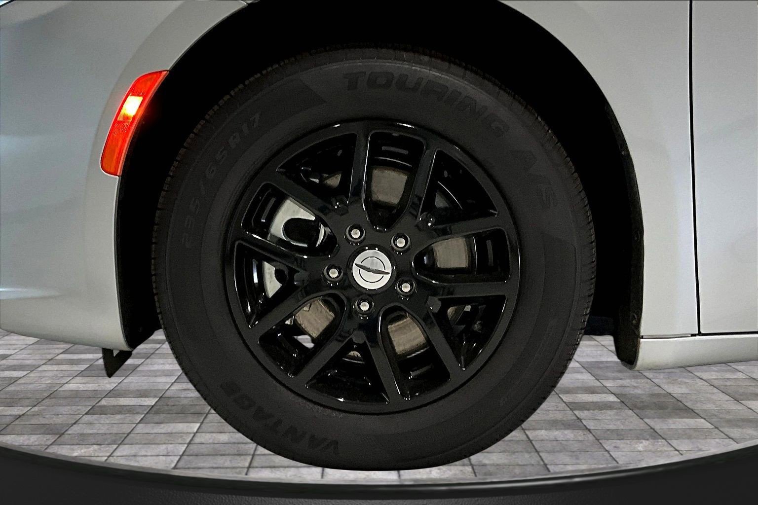 Used 2024 Chrysler Pacifica Touring-L image 34
