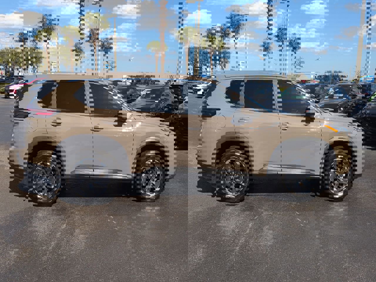 Used 2024 Nissan Rogue SV image 3