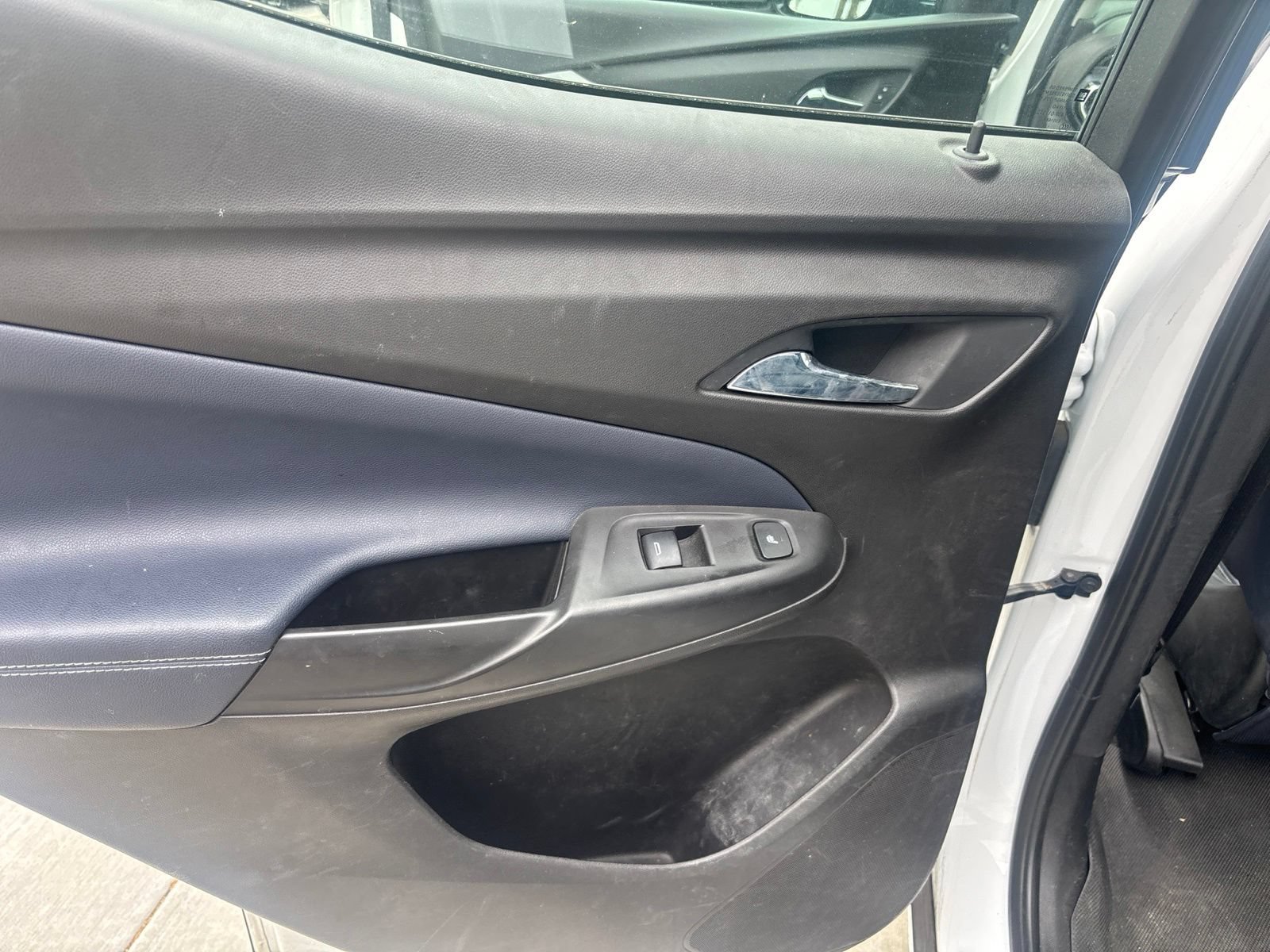 Used 2022 Chevrolet Bolt EUV Premier w/ Sun & Sound Package FWD image 14
