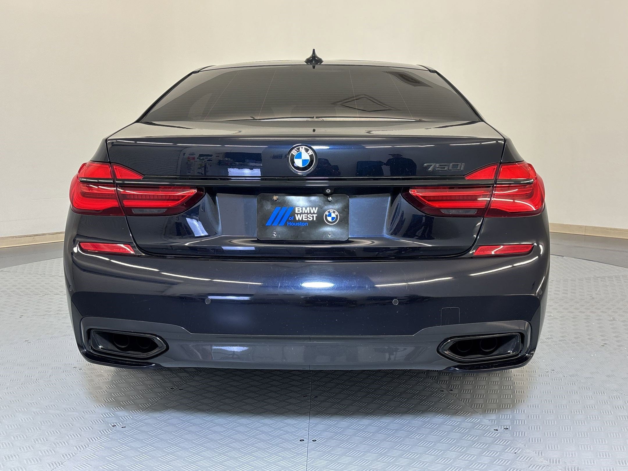 Used 2016 BMW 750i image 10