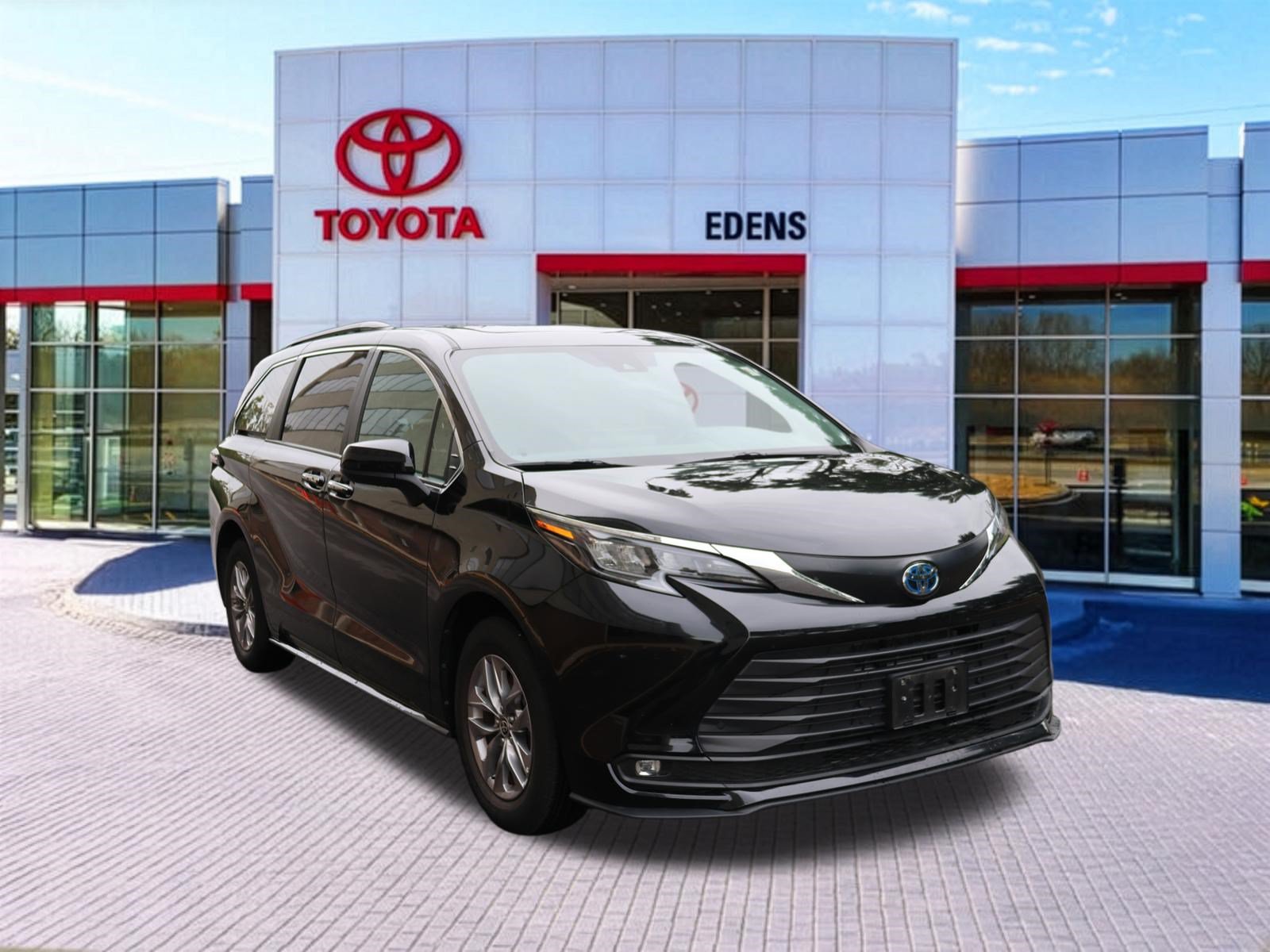 Certified 2025 Toyota Sienna XLE FWD image 1