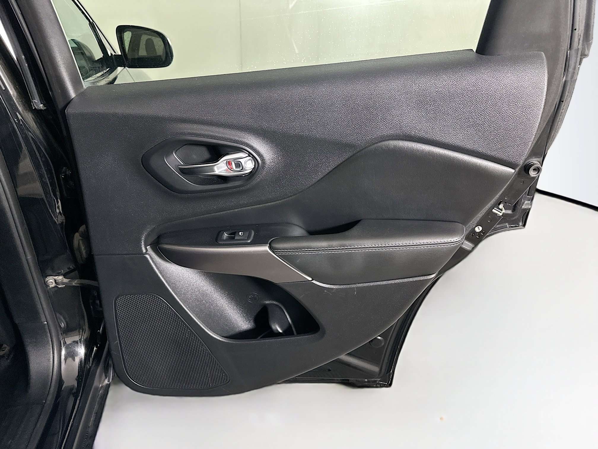 Used 2020 Jeep Cherokee Latitude w/ Cold Weather Group image 27