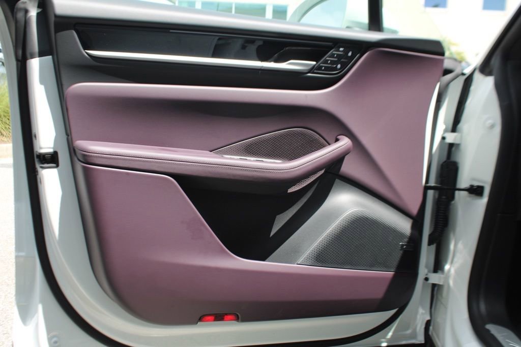 Certified 2025 Porsche Macan Electric RWD image 28