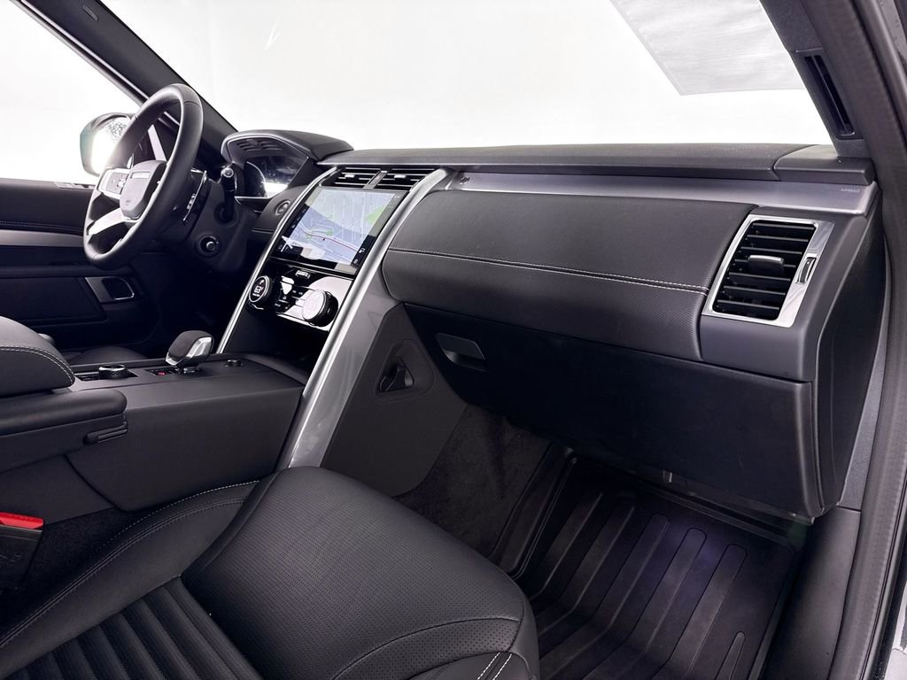 Used 2024 Land Rover Discovery Dynamic SE image 13