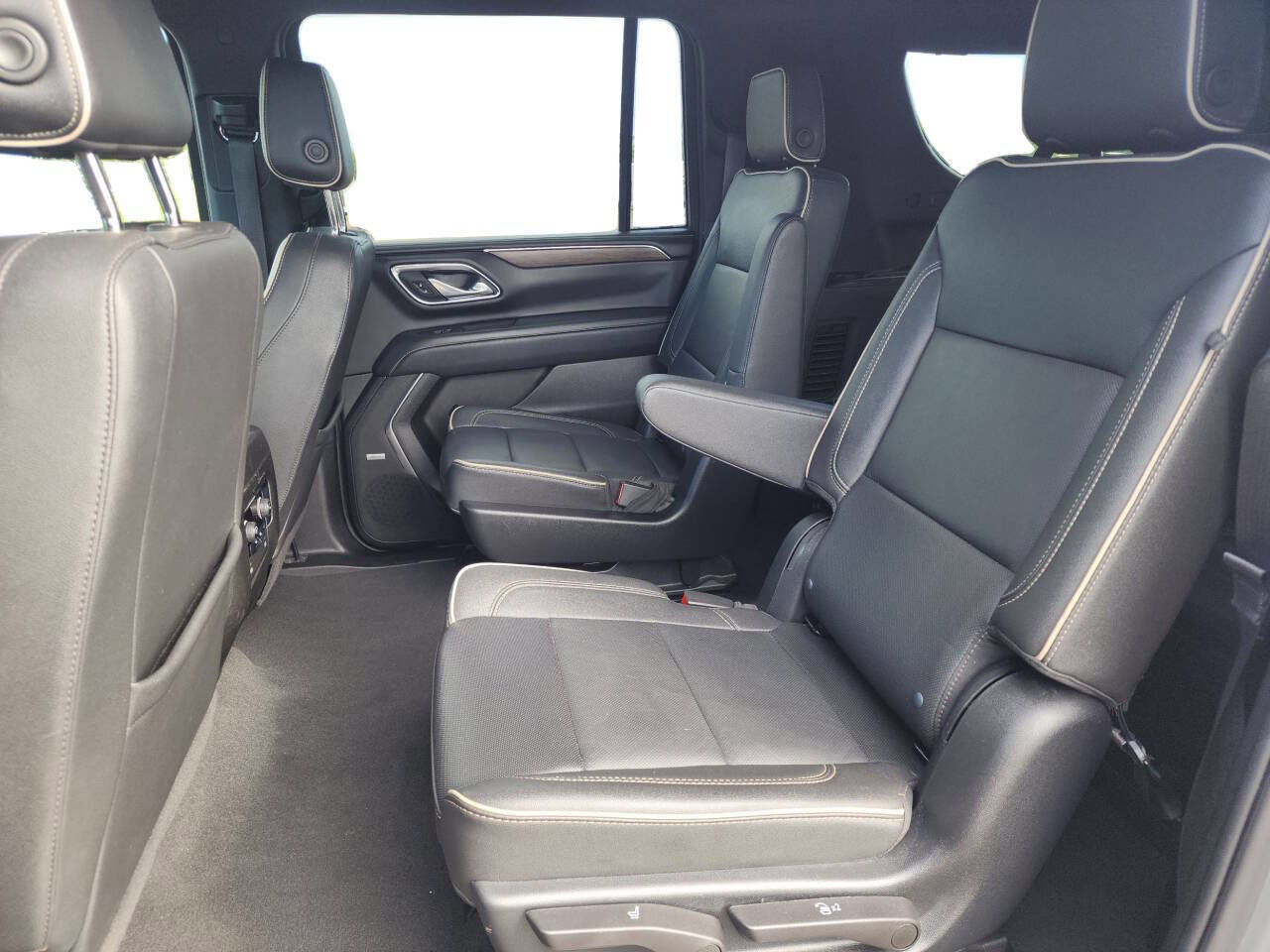Used 2023 Chevrolet Suburban Premier image 10