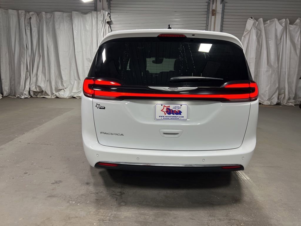 Used 2025 Chrysler Pacifica Select image 6