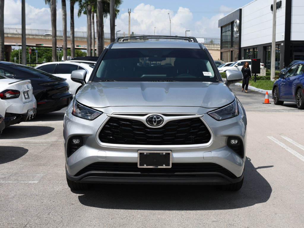 Used 2024 Toyota Highlander LE FWD image 3