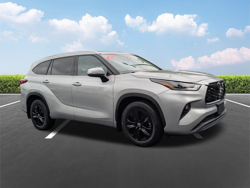 Used 2021 Toyota Highlander XLE AWD/4WD image 2