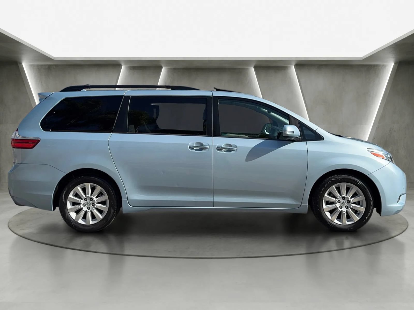 Used 2015 Toyota Sienna Limited FWD image 2