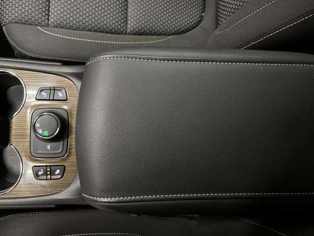 Used 2022 GMC Acadia SLE w/ Driver Convenience Package image 20