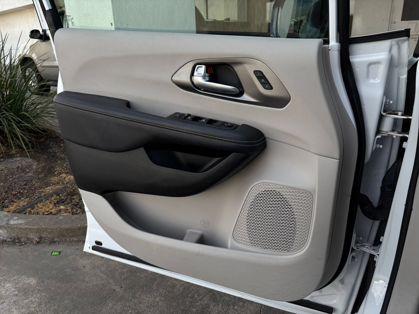 Used 2024 Chrysler Pacifica Touring-L FWD image 18