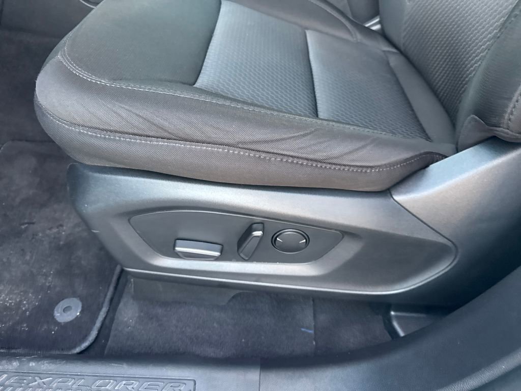 Used 2023 Ford Explorer XLT AWD/4WD image 28