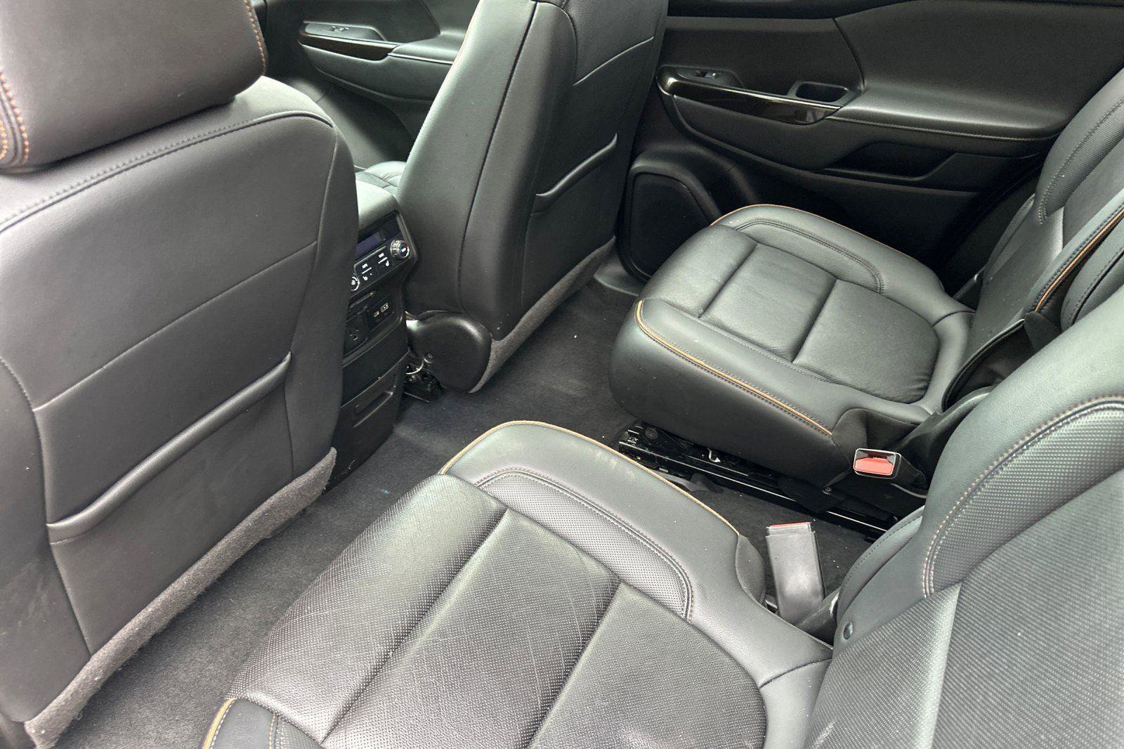 Used 2022 GMC Acadia AT4 w/ Technology Package image 7