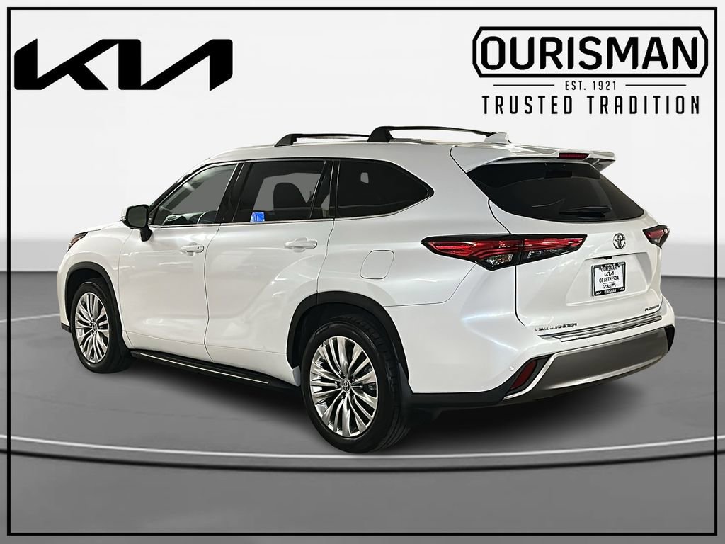 Used 2023 Toyota Highlander Platinum FWD image 3