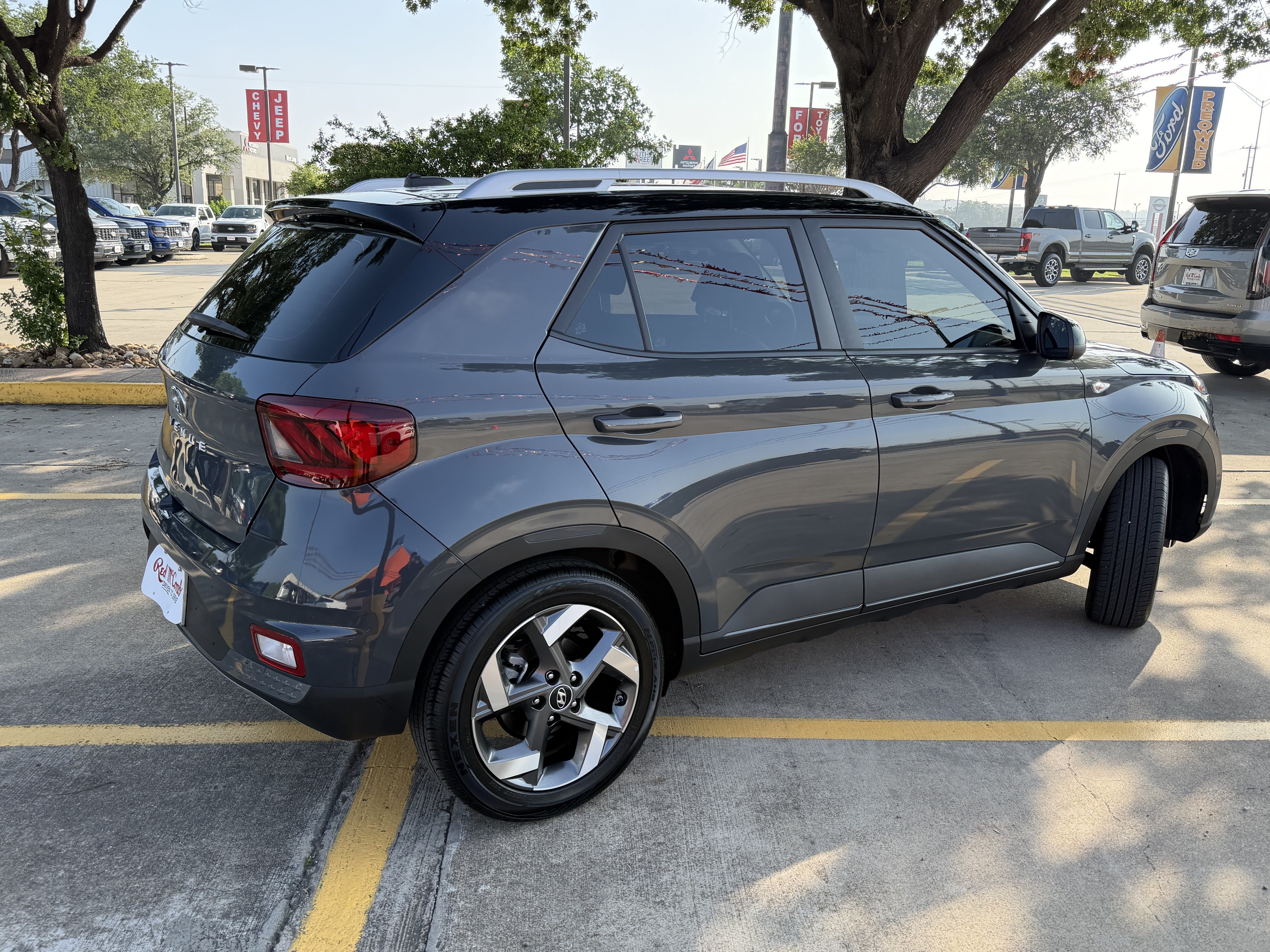Used 2025 Hyundai Venue Limited FWD image 5