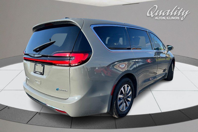 Used 2022 Chrysler Pacifica Touring-L FWD image 4