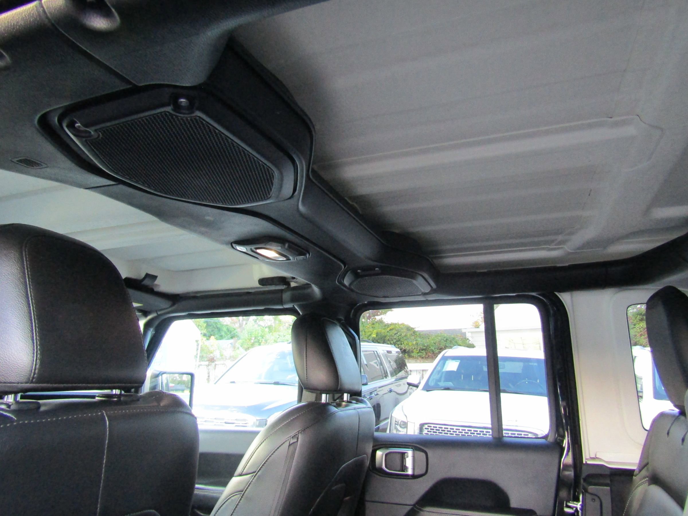 Used 2018 Jeep Wrangler Unlimited Sahara image 14