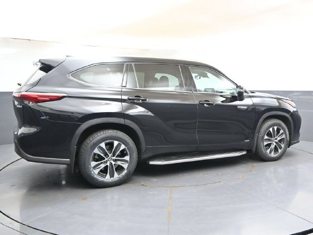 Used 2021 Toyota Highlander XLE AWD/4WD image 6