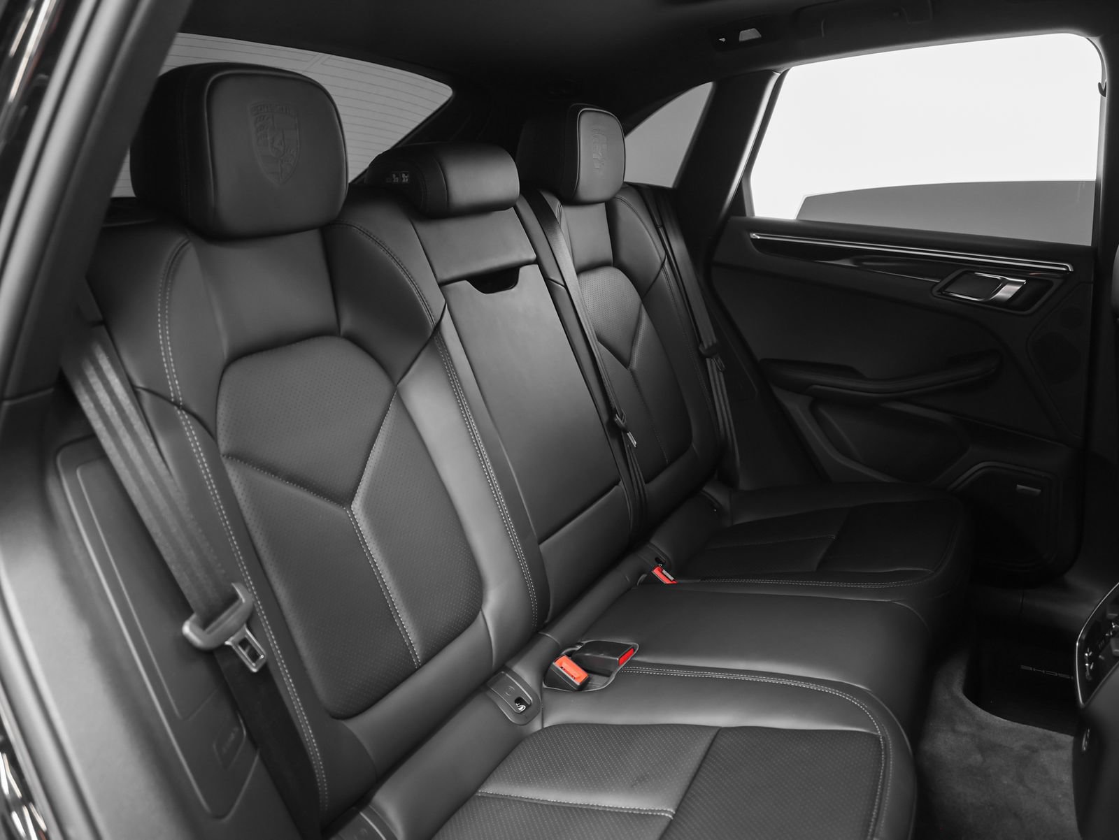 Certified 2024 Porsche Macan AWD/4WD image 25