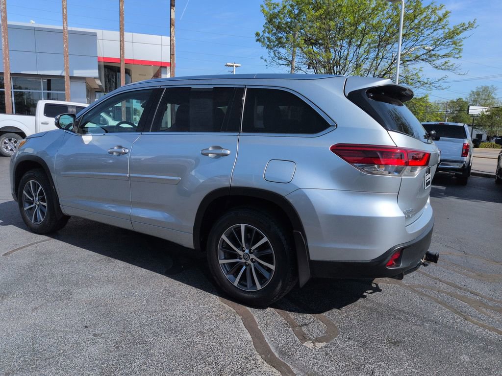 Used 2018 Toyota Highlander XLE AWD/4WD image 3