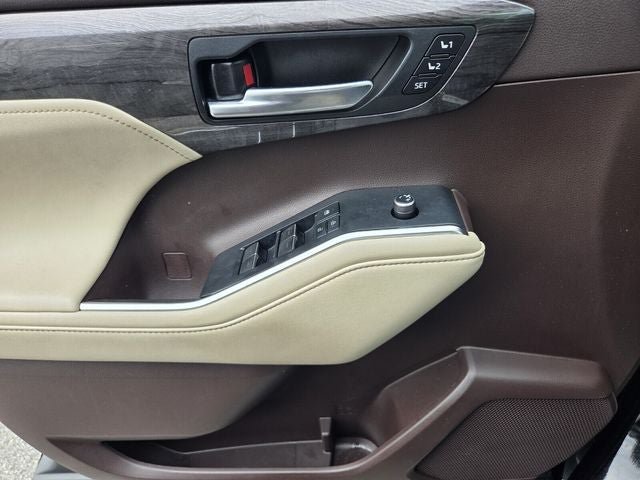 Used 2020 Toyota Highlander Limited FWD image 28