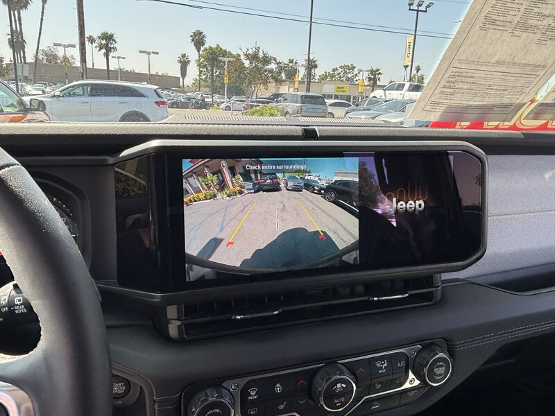 Used 2023 Jeep Wrangler Unlimited Sahara AWD/4WD image 28