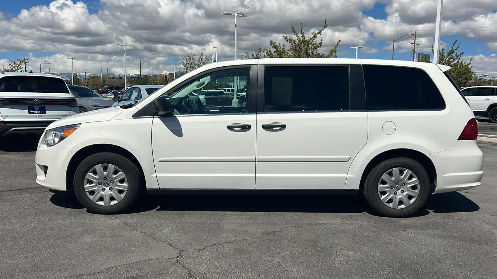 Used 2011 Volkswagen Routan S image 8