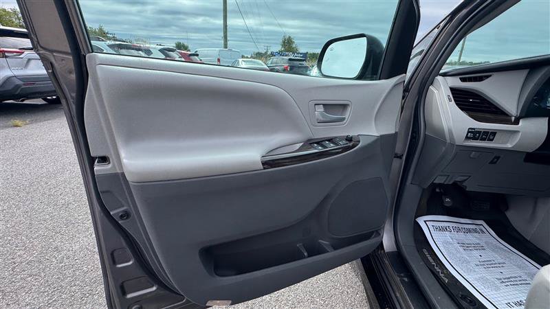 Used 2017 Toyota Sienna XLE w/ XLE Navigation Package FWD image 30