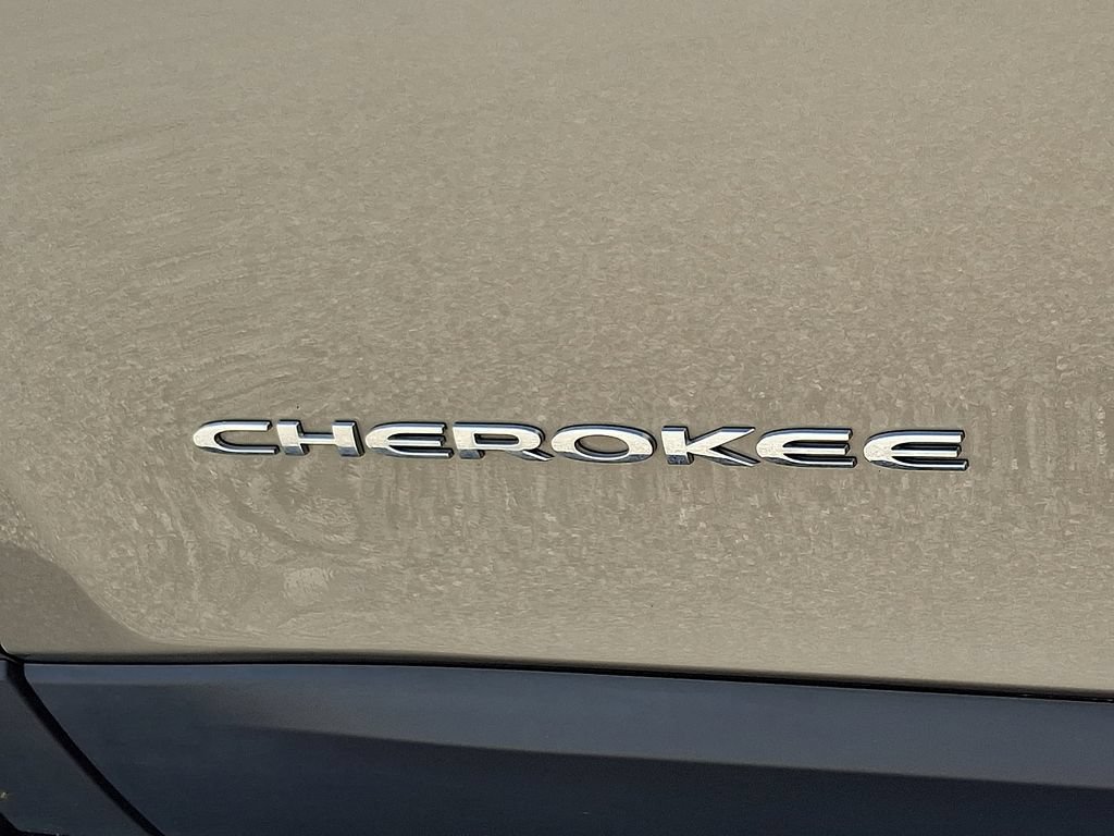 Used 2020 Jeep Cherokee Latitude w/ Cold Weather Group AWD/4WD image 29