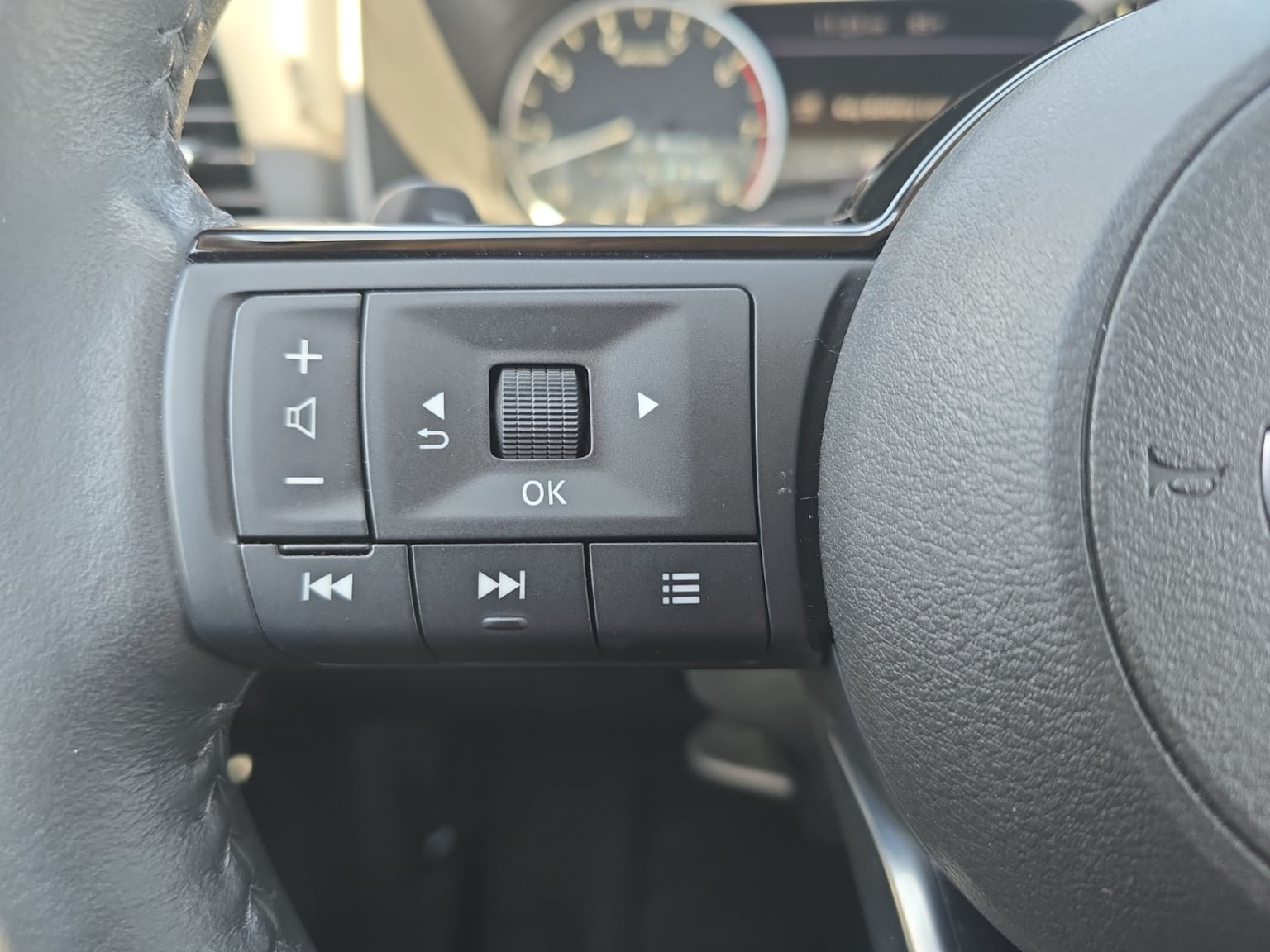 Used 2023 Nissan Rogue SV w/ SV Premium B Package FWD image 22