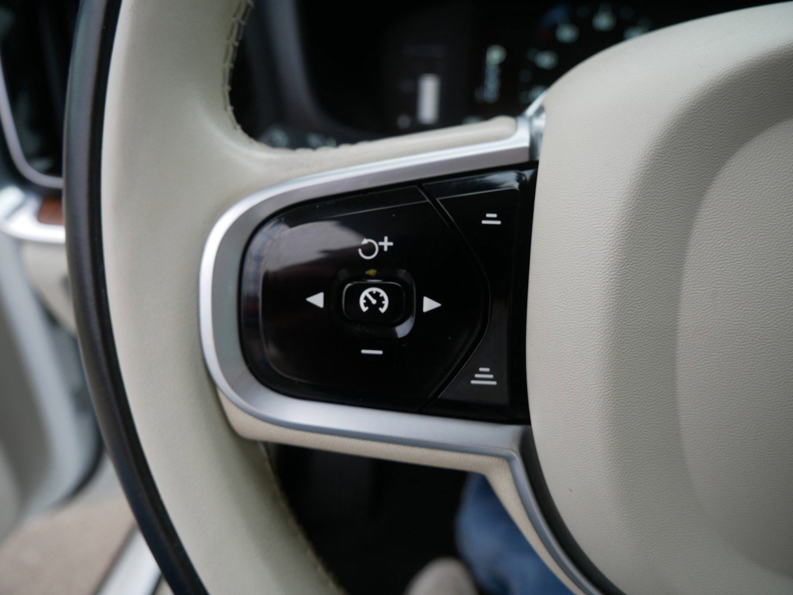 Used 2019 Volvo S60 T6 Momentum w/ Premium Package image 27