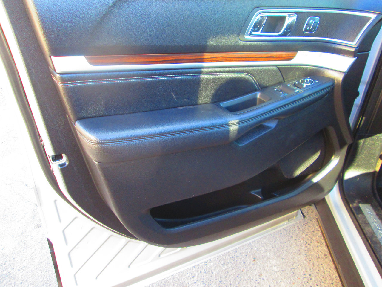 Used 2016 Ford Explorer Limited w/ Equipment Group 301A image 11