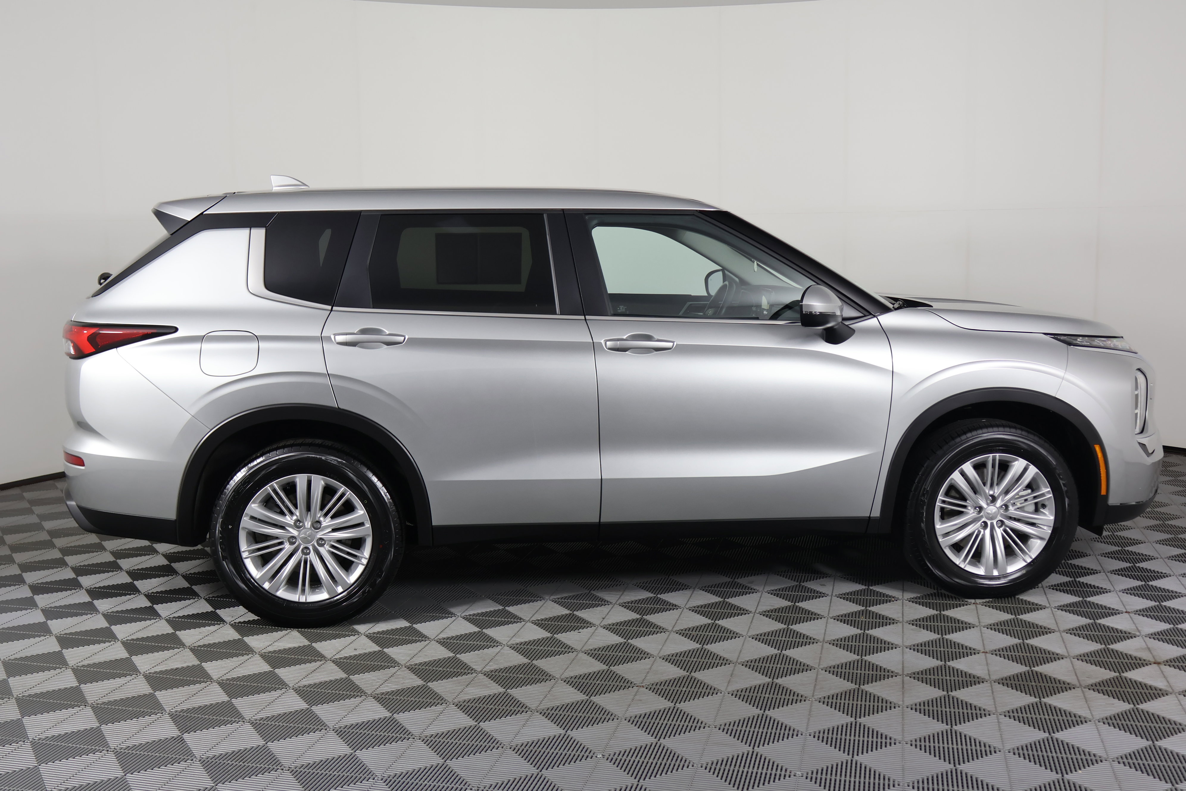 Used 2024 Mitsubishi Outlander ES image 5