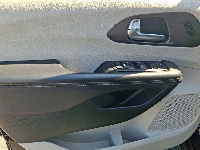 Used 2024 Chrysler Pacifica Touring-L image 13