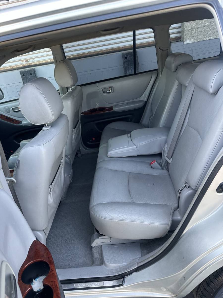 Used 2004 Toyota Highlander Limited w/ Leather Trim Pkg FWD image 6