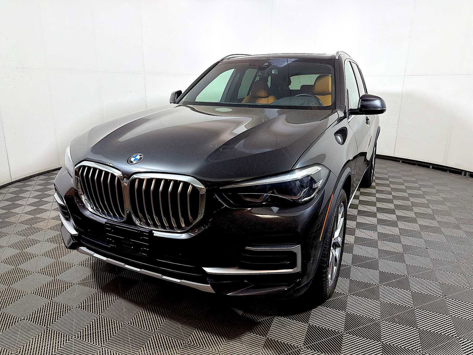 Certified 2023 BMW X5 xDrive40i w/ Premium Package AWD/4WD image 3