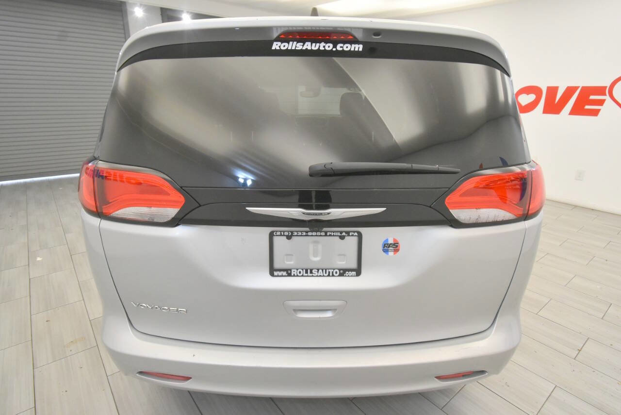 Used 2023 Chrysler Voyager LX FWD image 4