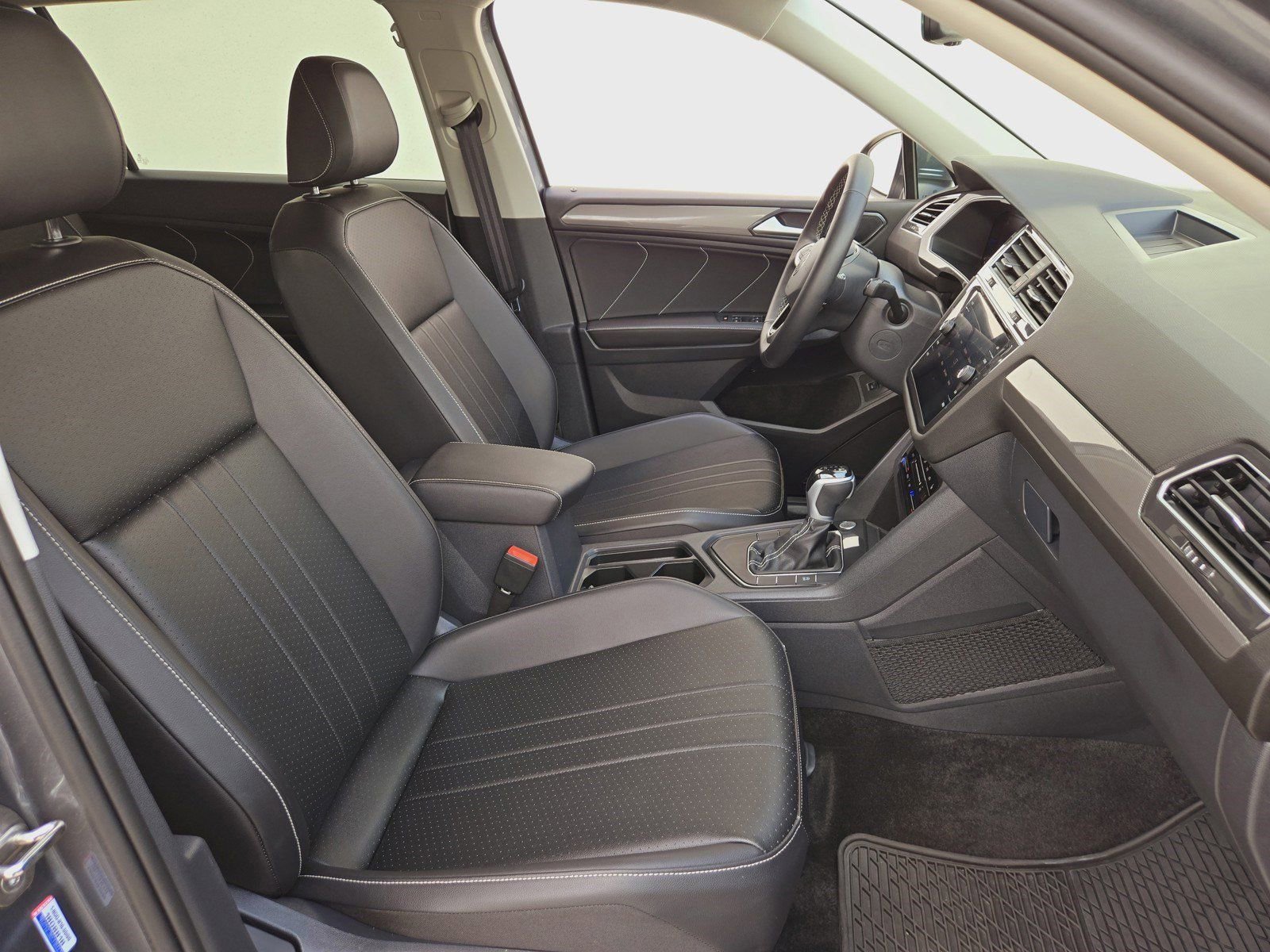New 2024 Volkswagen Tiguan SE FWD image 25