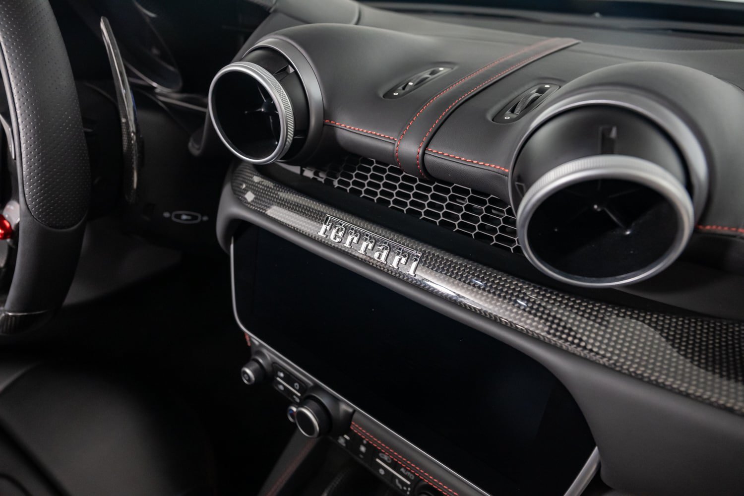 Used 2019 Ferrari Portofino RWD image 37