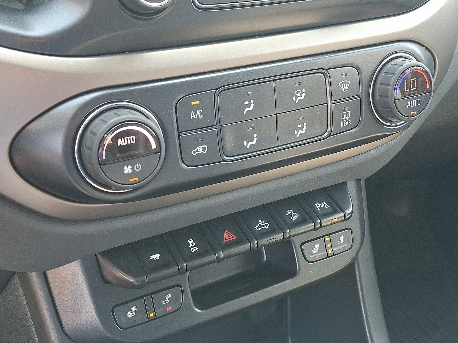 Used 2019 Chevrolet Colorado Z71 w/ Z71 Midnight Edition AWD/4WD image 16